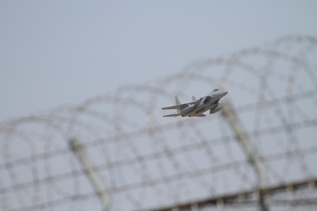 有刺鉄線の中を飛ぶ F15Jイーグル