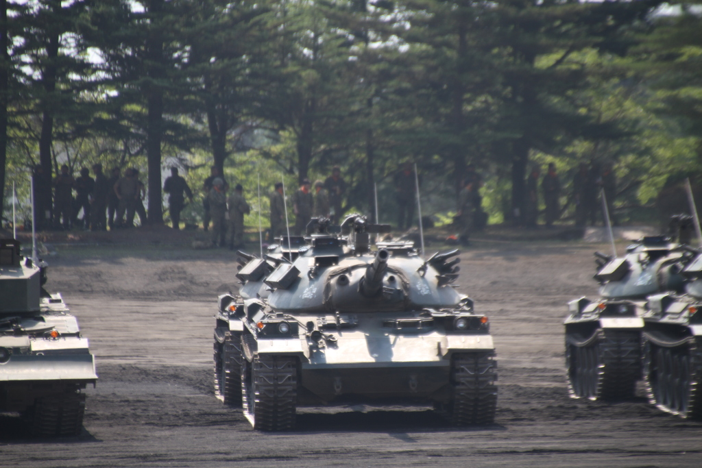 縦にきれいに並ぶ74式戦車　