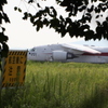 飛行に注意看板とXC-2輸送機