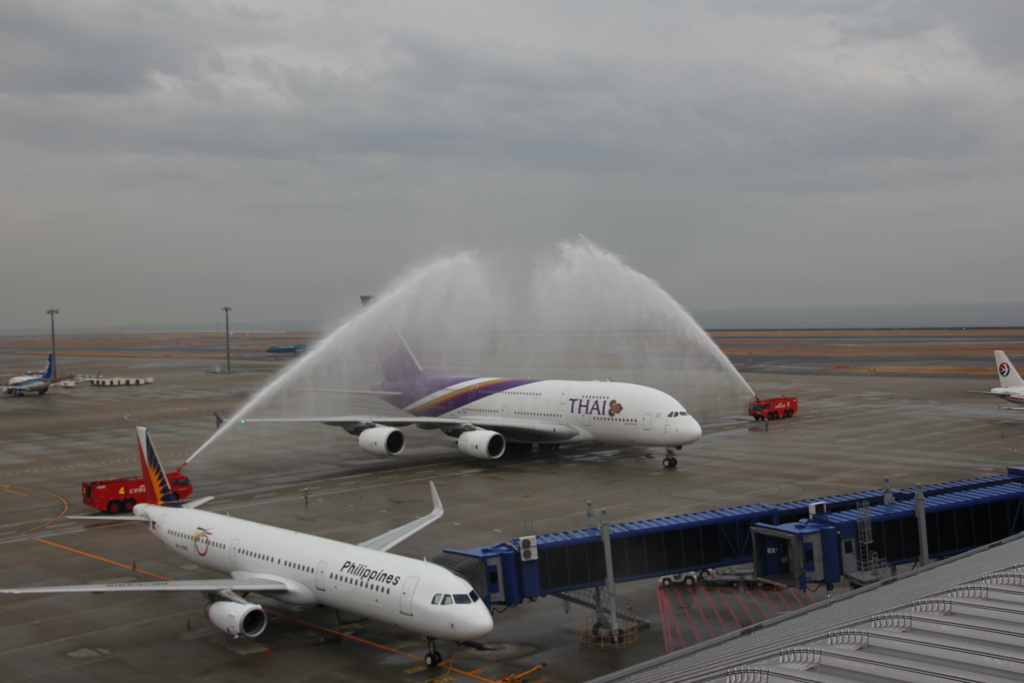 祝初飛来　タイ国際航空