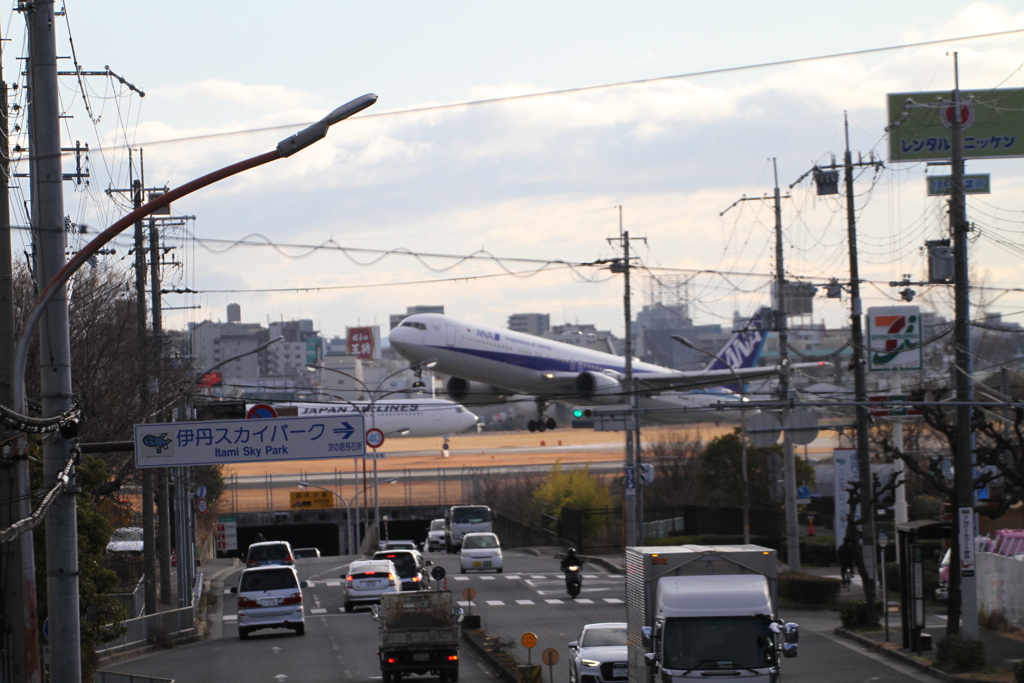 伊丹空港　滑走路と交差するトンネル