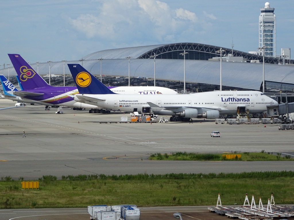 K 関空に並ぶボーイングとエアバスの巨人機コンビ