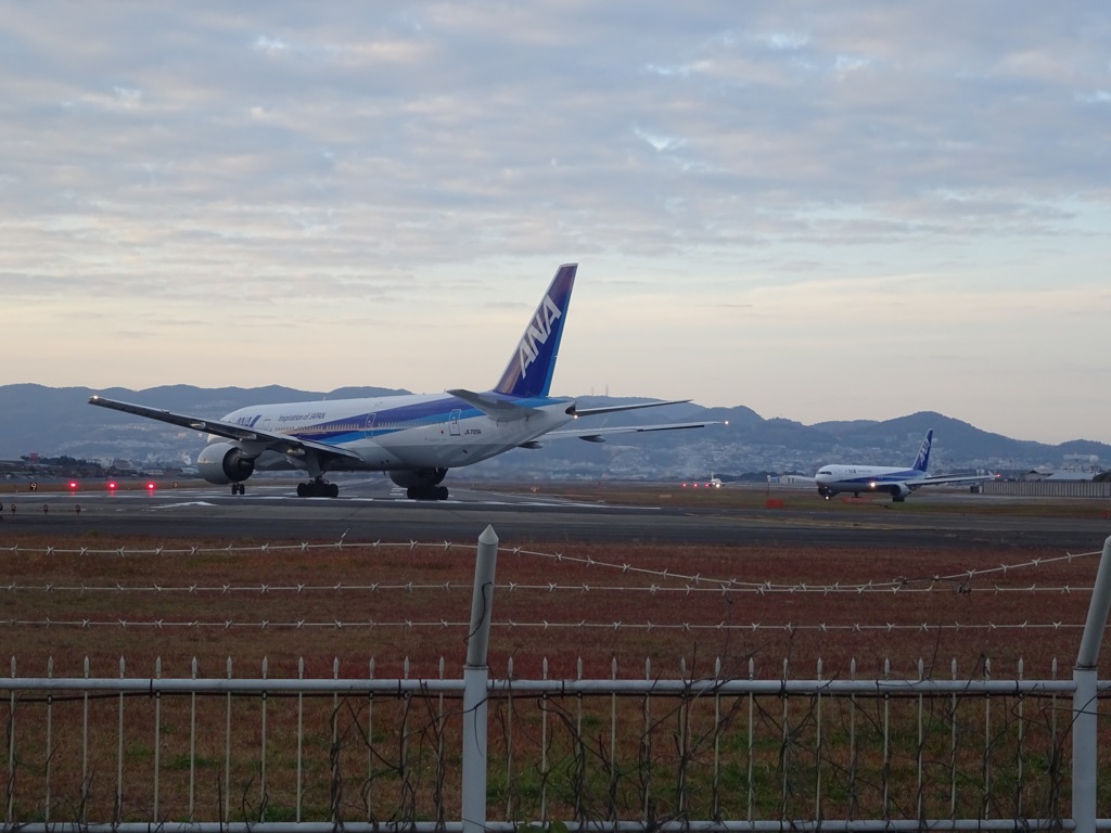 伊丹空港　RWY32Lの１番手前から離陸機