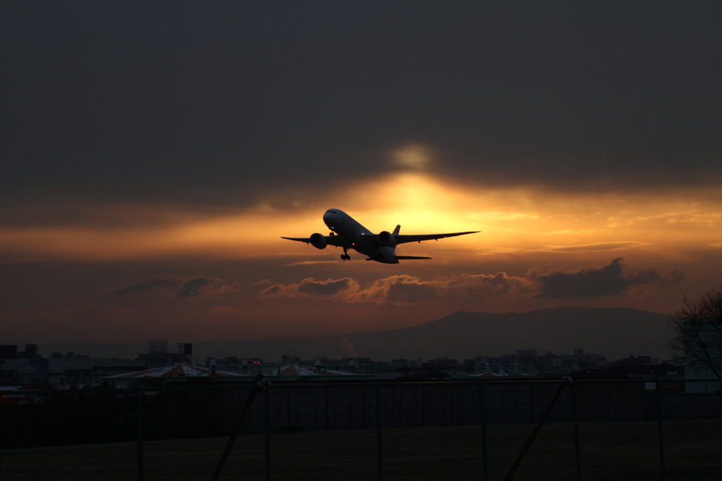 伊丹空港　冬の朝一の離陸