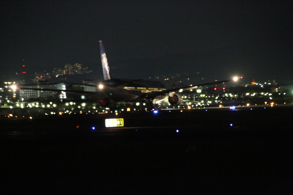 伊丹空港 練炭撮影 全日空ボーイング777暗い