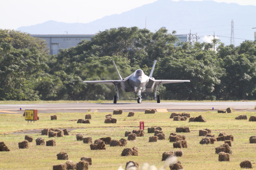 航空自衛隊ステルス戦闘機　F35A正面