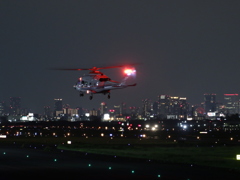 夜間離陸していくヘリコプター