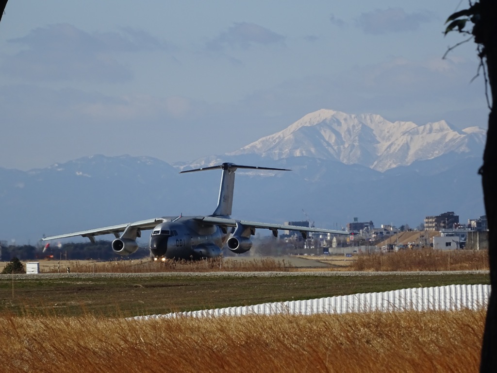 雪景色伊吹山とC-1FTB 航空自衛隊飛行実証機