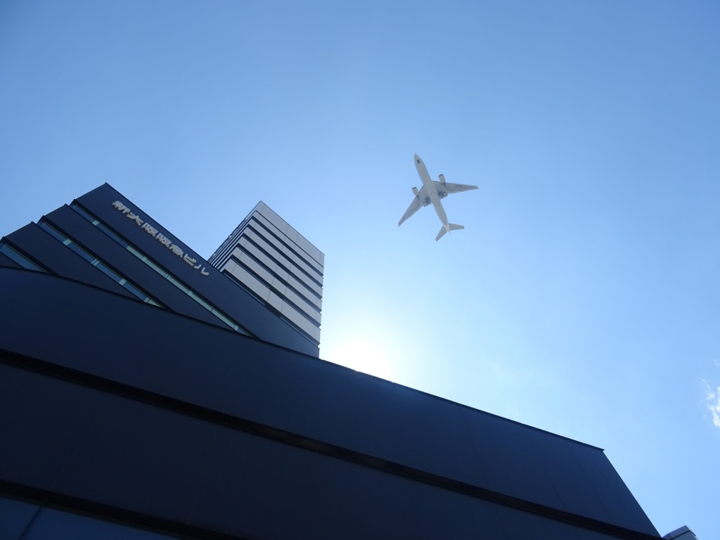 新大阪真上通過する旅客機