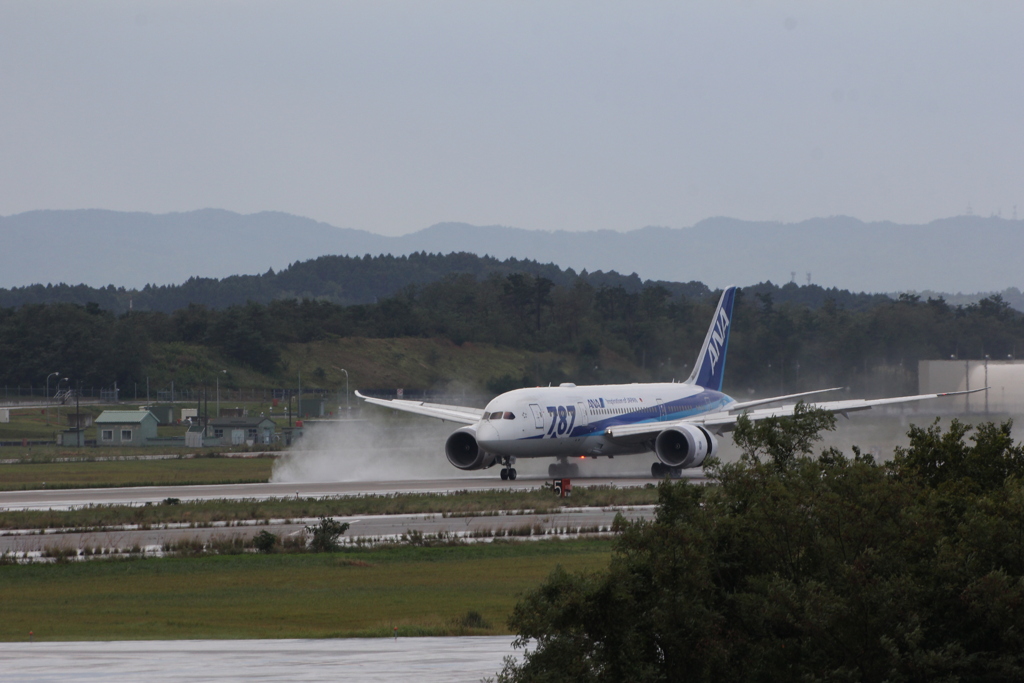 小松空港　ANA B787　逆噴射水しぶき