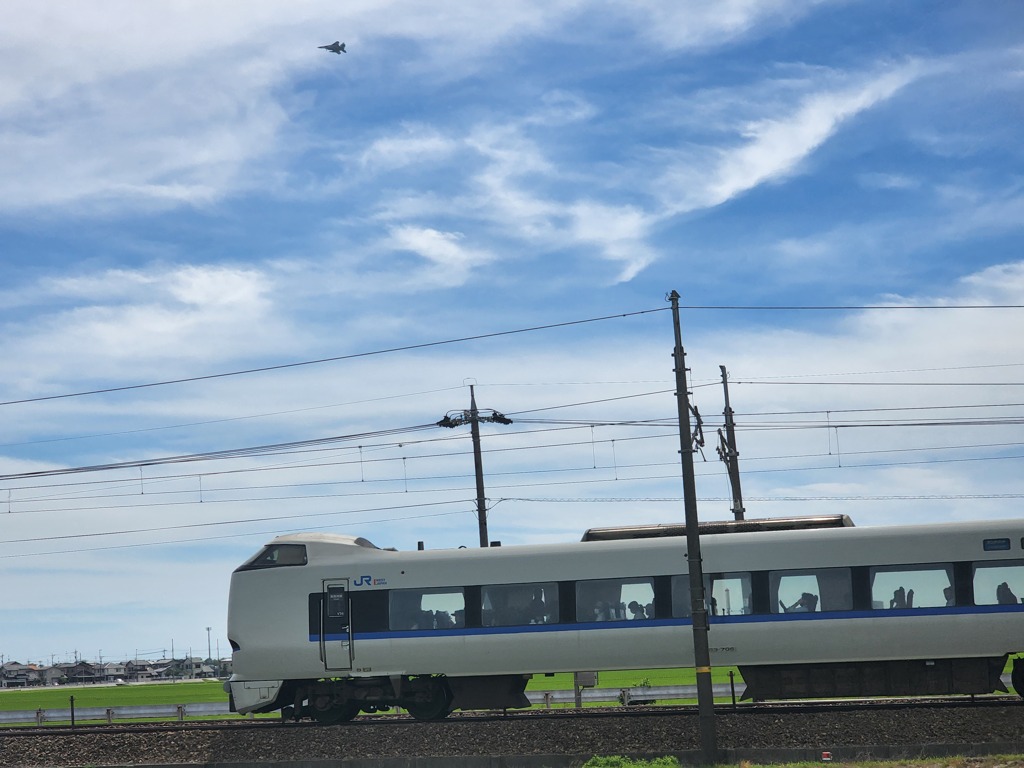 サンダーバードと戦闘機の競争