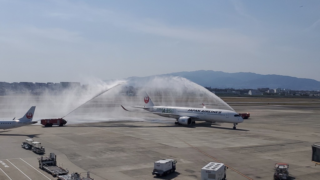 JAL　エアバスA350伊丹空港　ウォーターキャノン