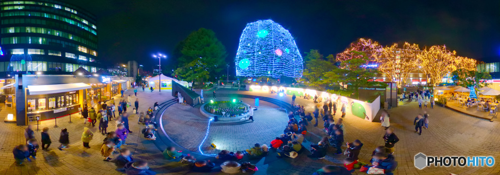 夜の催し - パノラマ（360°画像からの切り出しパノラマ）