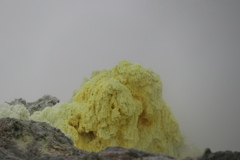 アトサヌプリ　黄色い岩！？