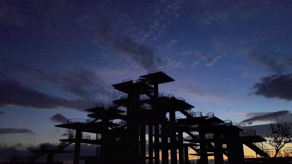 夕方の明治百年記念展望塔