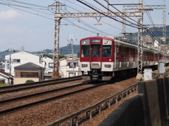山裾を走る　