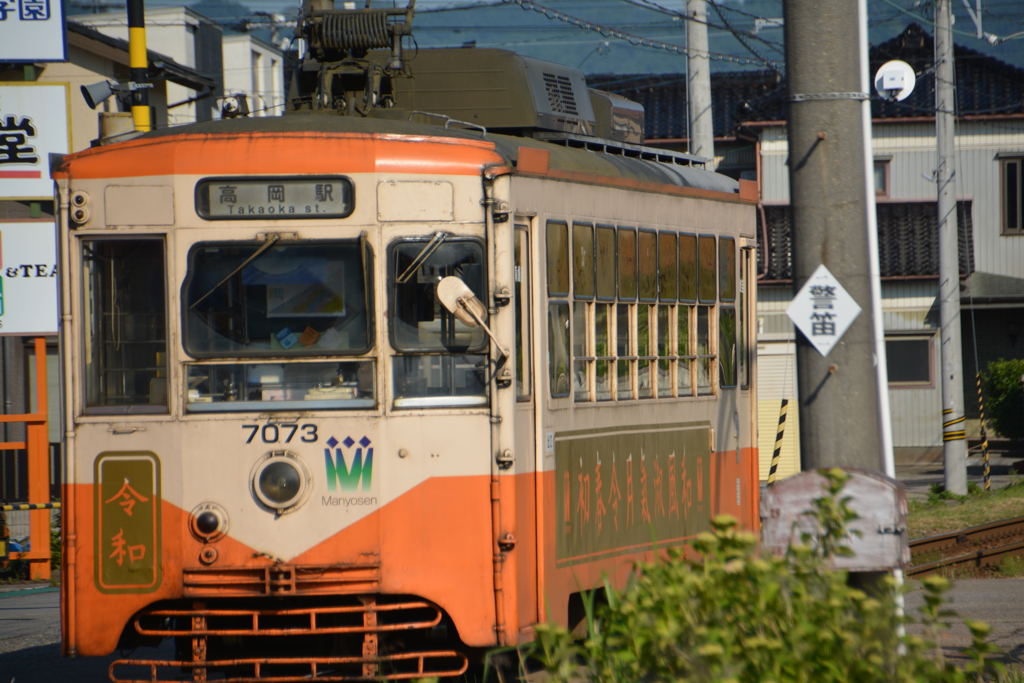 万葉（集）線 令和電車 西新湊駅 (2)