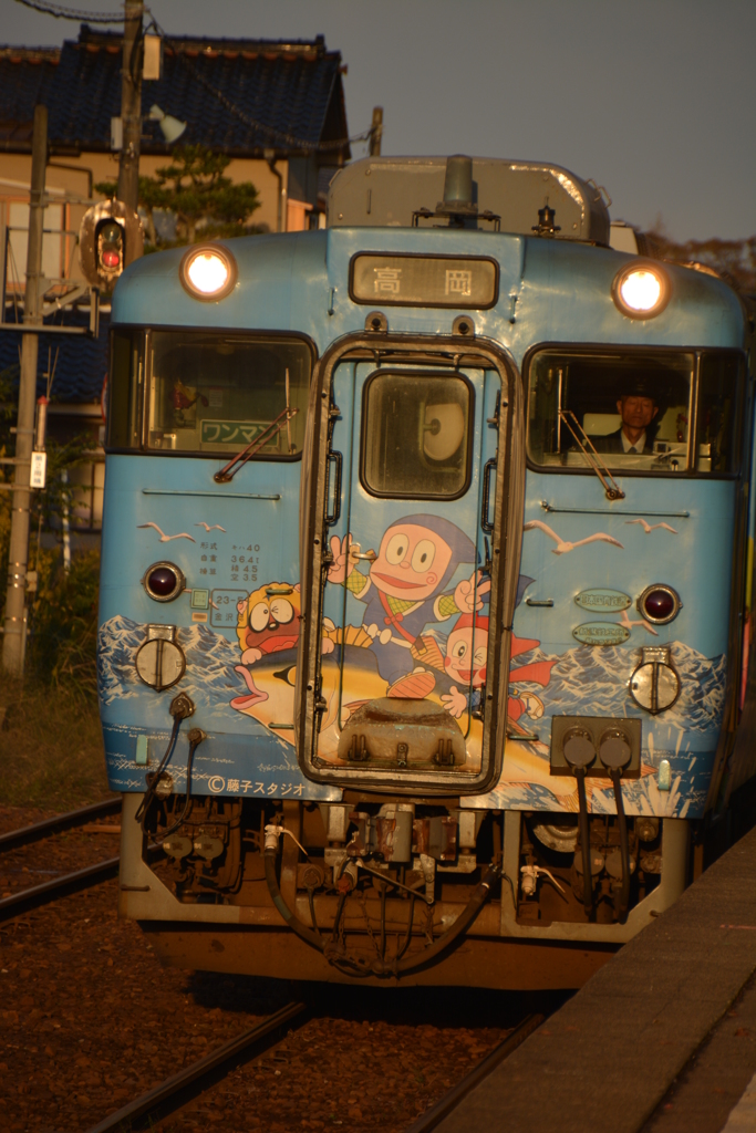 氷見線越中国分駅ハットリ君