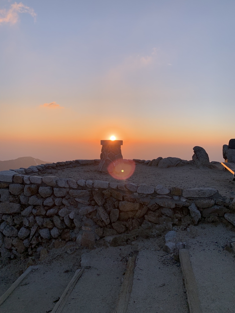 燕山荘前　日の出