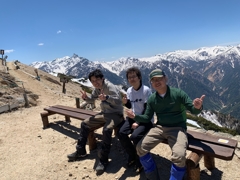 燕山荘前　槍ヶ岳バックに