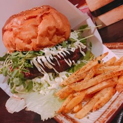 ボリューム満点照り焼きバーガー　葛巻陽平