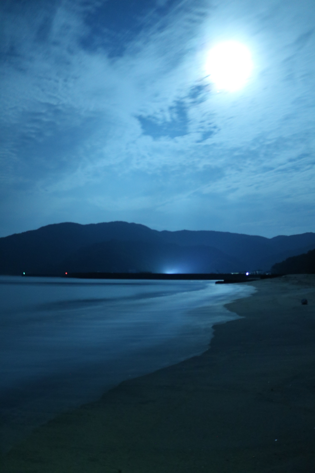 月と海岸