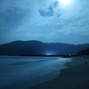 月と海岸