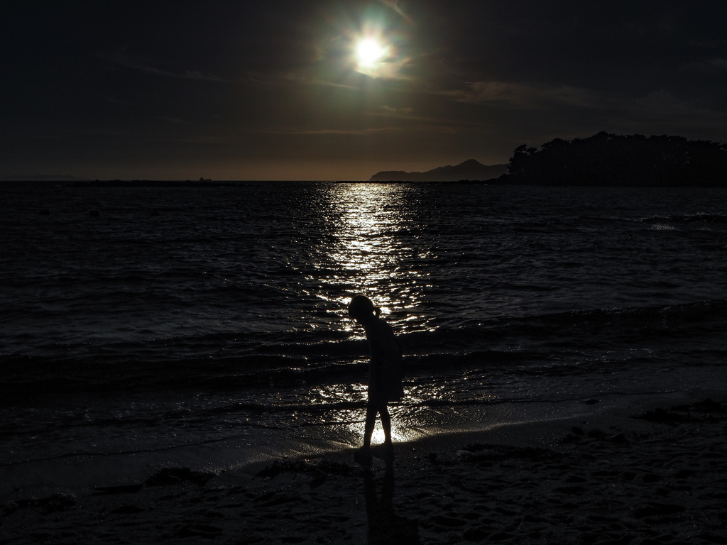夕暮れ間近の海岸で