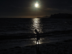 夕暮れ間近の海岸で