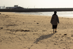 砂浜を歩く女性