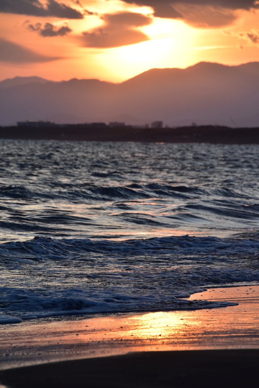 片瀬海岸 夕日 波打ち際