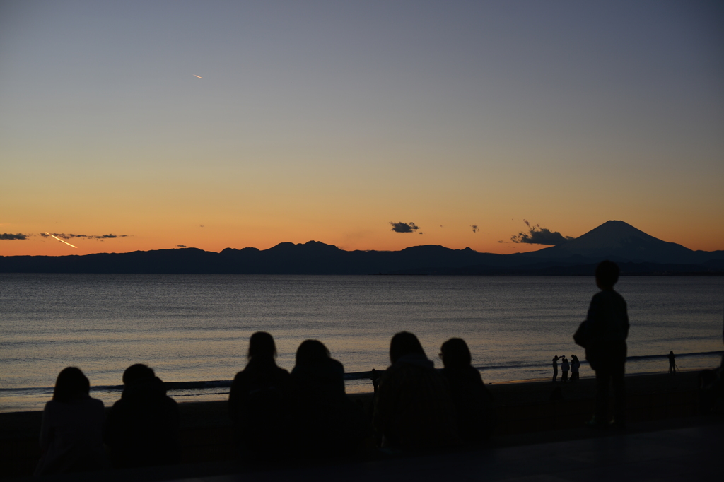 安定の冬晴れ　富士と海　観客