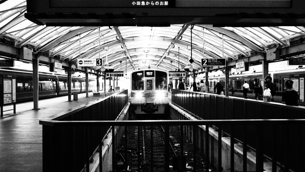 片瀬江ノ島駅　改修中　ラフモノクローム