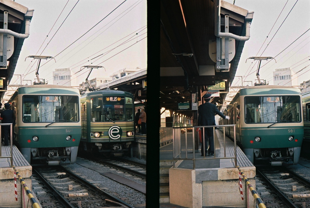 行き交う　江ノ電　江ノ島駅