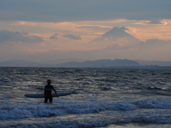 片瀬海岸　サーファー　富士