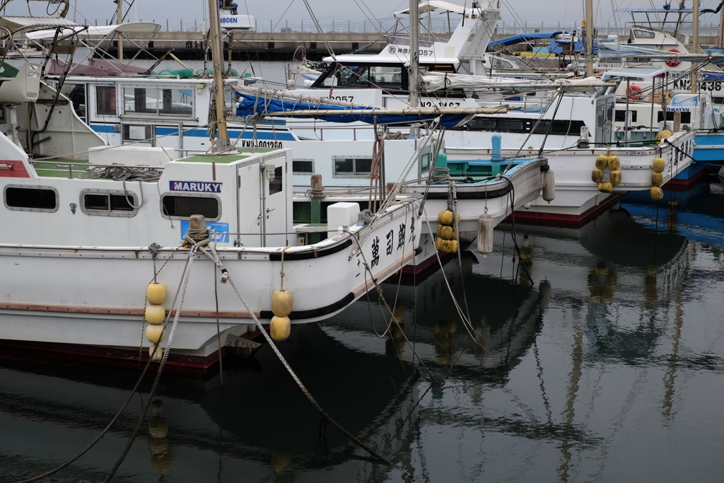 片瀬漁港　いまだ冬模様　釣り船