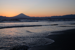 片瀬海岸　富士山　ブルーアワー前