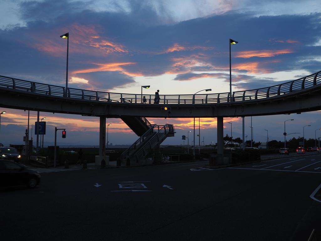 134号　歩道橋　夕焼け雲