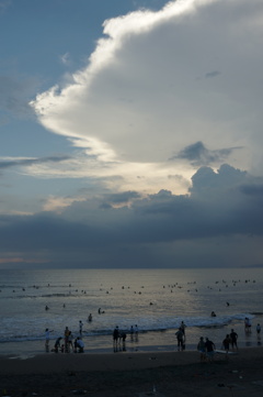 片瀬海岸　夏の終わり　雲