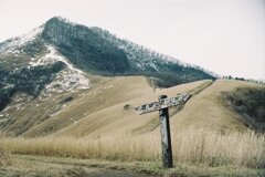 残雪の山