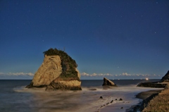 ほぼ満月に照らされる夫婦岩（雀島）２