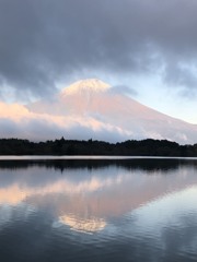 雨上がりの逆さ富士