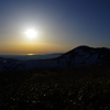 羽後朝日岳の稜線から男鹿半島に落ちる夕日を眺める