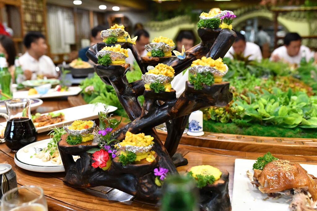 豪華装飾台