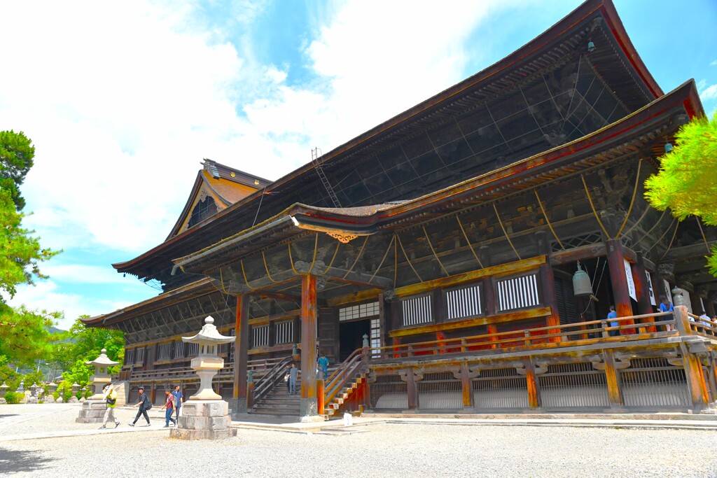 横から