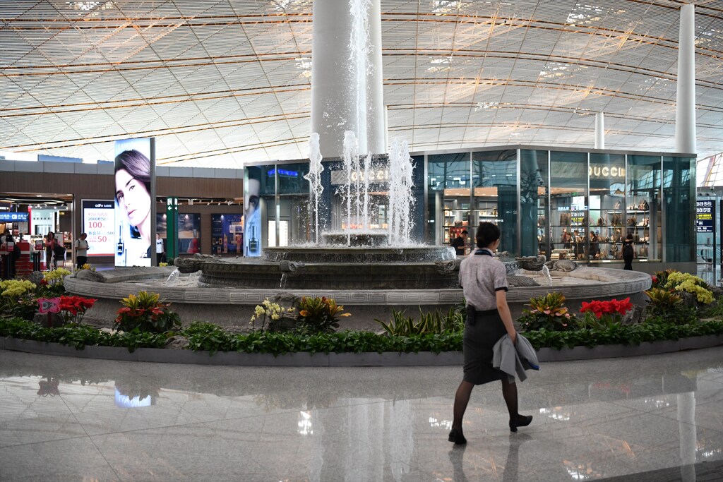 ANAのCAさん越しの北京空港内の噴水