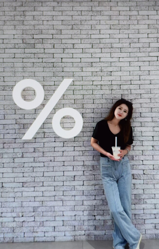 ％