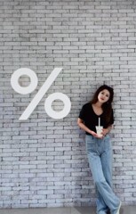 ％