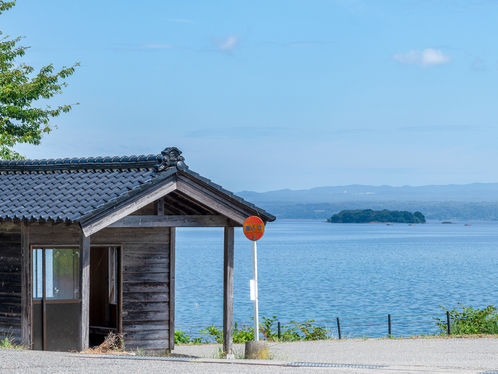 海沿いのバス停