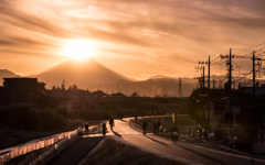 いつもの土手の夕陽が、すこし特別になった